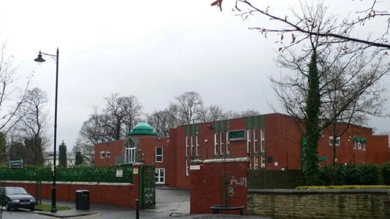 Manchester Central Mosque (Wikimedia Commons)