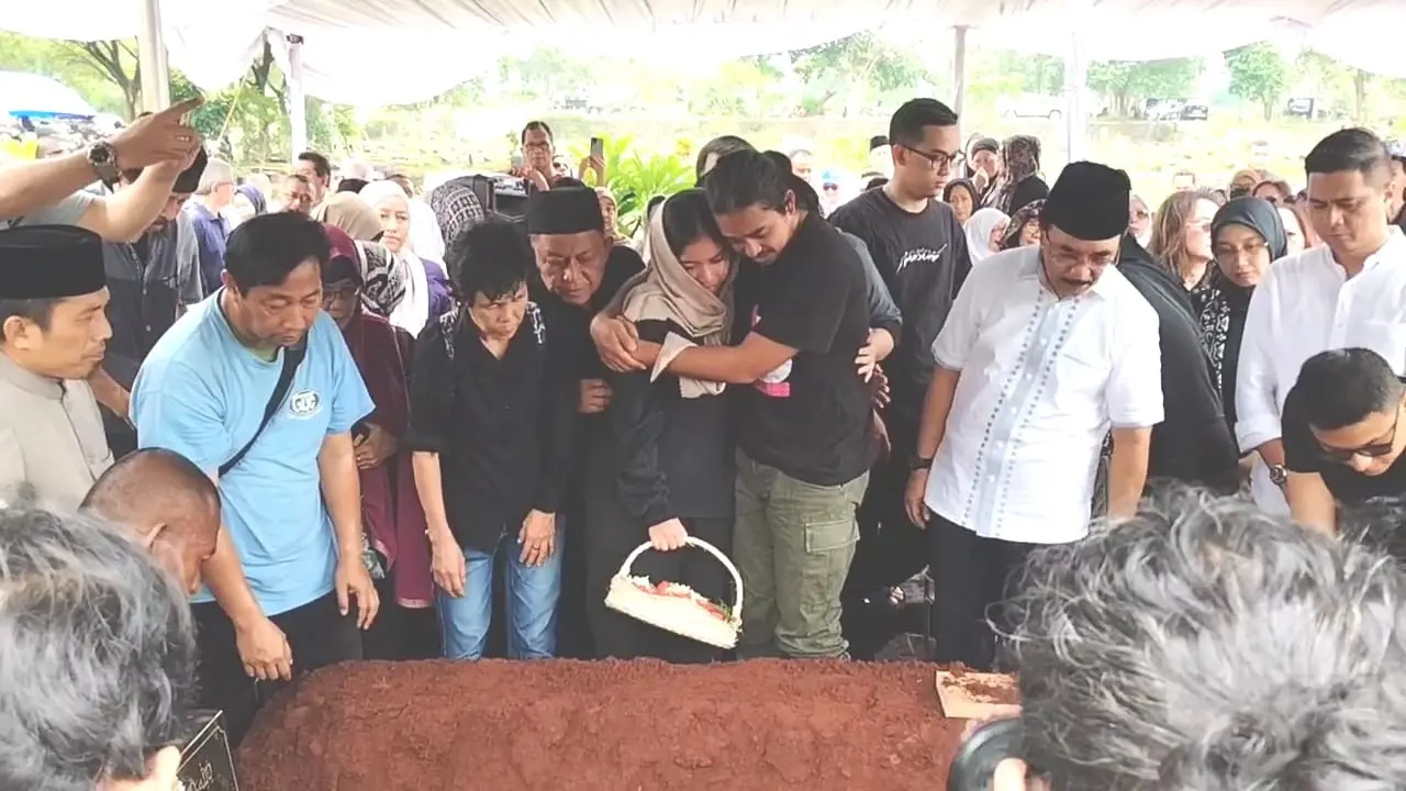 Pemakaman Dina Mariana. (M Altaf Jauhar/ Liputan6.com)
