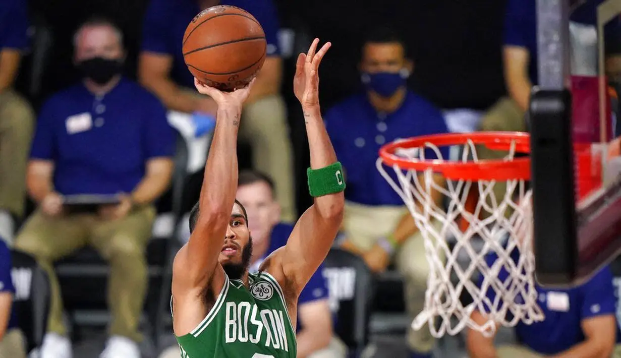 Pebasket Boston Celtics, Jayson Tatum, berusaha memasukkan bola saat melawan Miami Heat pada gim keempat final NBA Wilayah Timur di AdventHealth Arena, Kamis (24/9/2020). Miami Heat menang dengan skor 109-112. (AP/Mark J. Terrill)