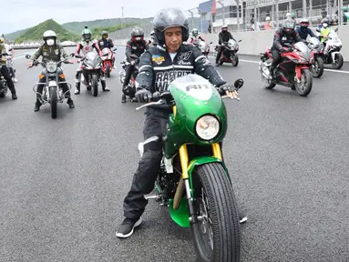 Presiden Joko Widodo (Jokowi) berkesempatan untuk mencoba aspal Sirkuit Mandalika sebelum digelar hajatan World SuperBike. (Istana Kepresidenan/Agus Suparto)