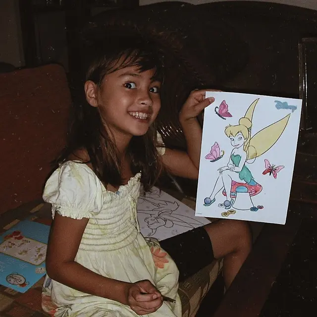 6 Foto Masa Kecil Caitlin Halderman, Ekspresif Sedari Dulu