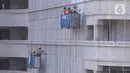 Pekerja tengah menyelesaika pembangunan gedung bertingkat di Jakarta, Kamis (3/9/2020). Menurut data dari BPJAMSOSTEK angka klaim kecelakaan kerja pada semester I 2020 yakni dari Januari sampai dengan Juni 2020 meningkat 128%. (Liputan6.com/Angga Yuniar)