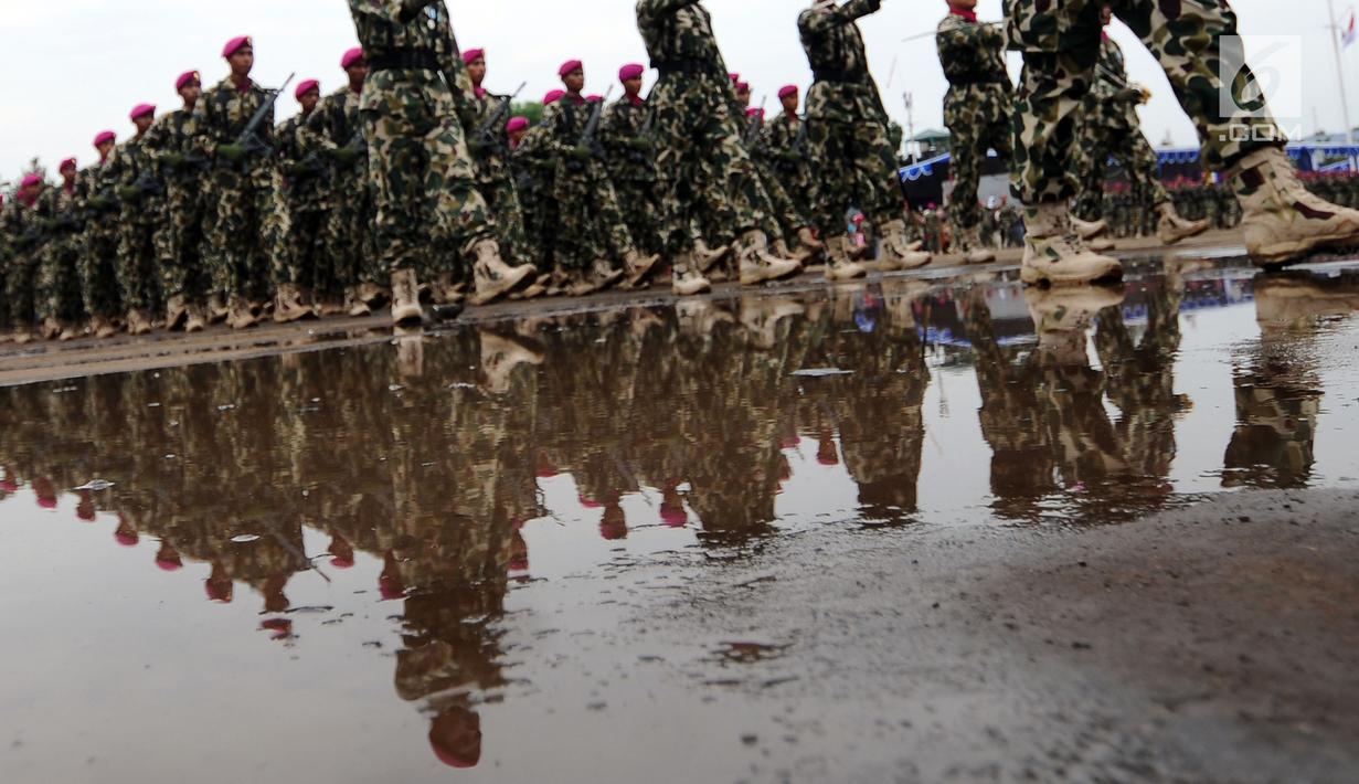 Prajurit Marinir berdefile saat upacara HUT Korps Marinir ke-72 di Kesatrian Marinir Hartono, Cilandak, Jakarta, Rabu (15/11). HUT Marinir ke-72 bertema Marinir Prajurit Pejuang dan Profesional. (Liputan6.com/Helmi Fithriansyah)