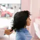 Berasal dari tradisi perawatan rambut turun-temurun, hair oiling kini menjadi bagian dari rutinitas kecantikan modern yang bisa disesuaikan dengan kebutuhan rambut. (Foto/Dok: Pexels)