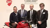 Penyerahan sepeda motor Ducati ke sejuta dilakukan secara langsung oleh CEO Ducati, Claudio Domenicali.