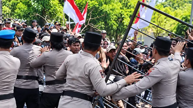 Suasana di luar pengadilan saat Sudewo menjalani persidangan