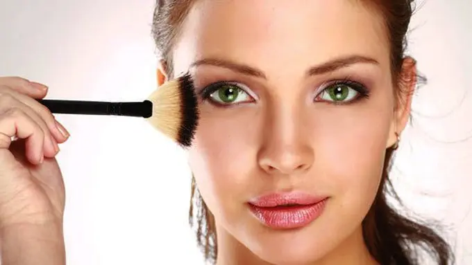 Blush on akan bikin kulit merona cantik/copyright: thinkstockphotos.com