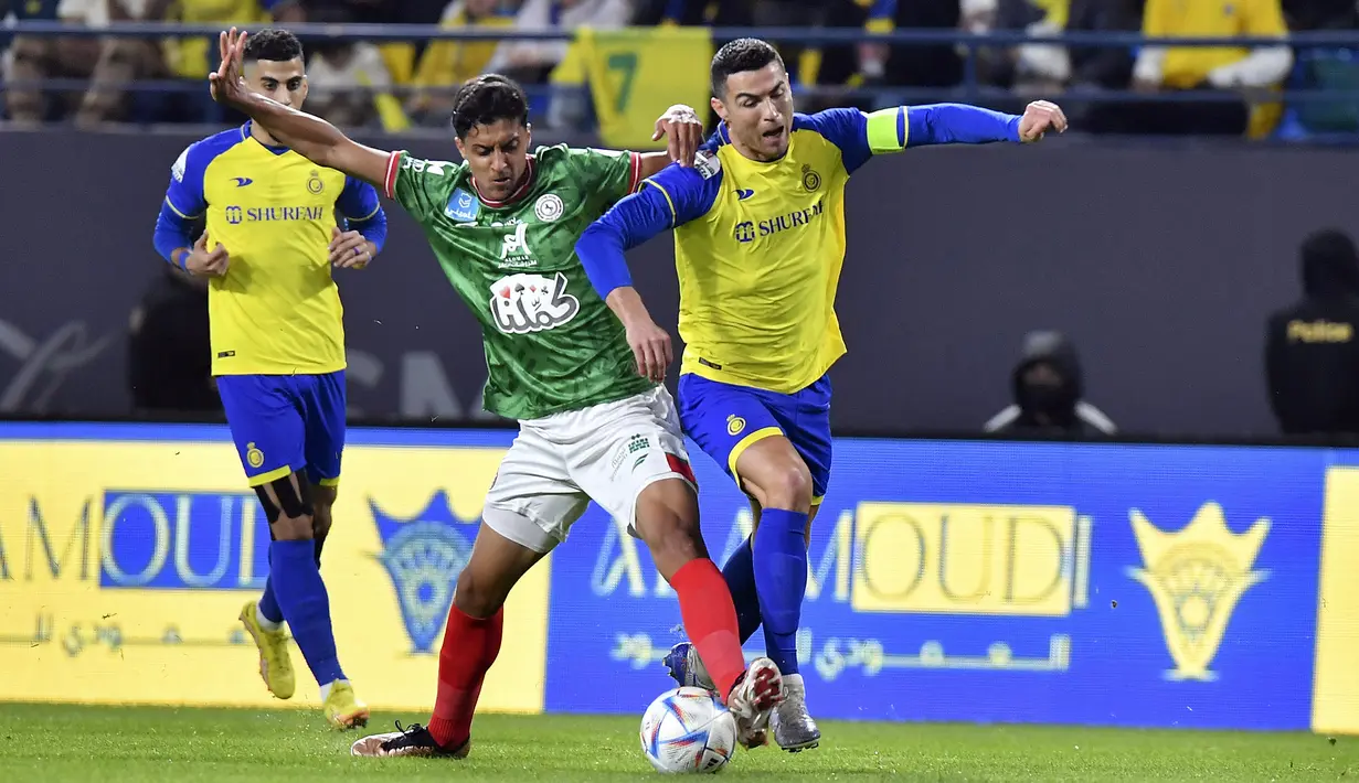 <p>Cristiano Ronaldo dari Al Nassr (kanan) berusaha membawa bola saat bertanding melawan Al Ettifaq selama pertandingan Liga Pro Saudi di Stadion Mrsool Park, di Riyadh, Arab Saudi, Minggu (22/1/2023). Diketahu, Ronaldo dibeli Al Nassr senilai 200 juta euro atau setara dengan 3,26 triliun per musim. (AP Photo)</p>