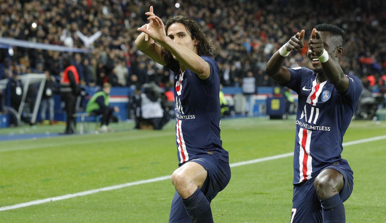 Cavani pernah mendapatkan hukuman gara-gara selebrasi yang menunjukkan gesture menembak. (Foto: AFP/Geoffroy Van Der Hasselt)