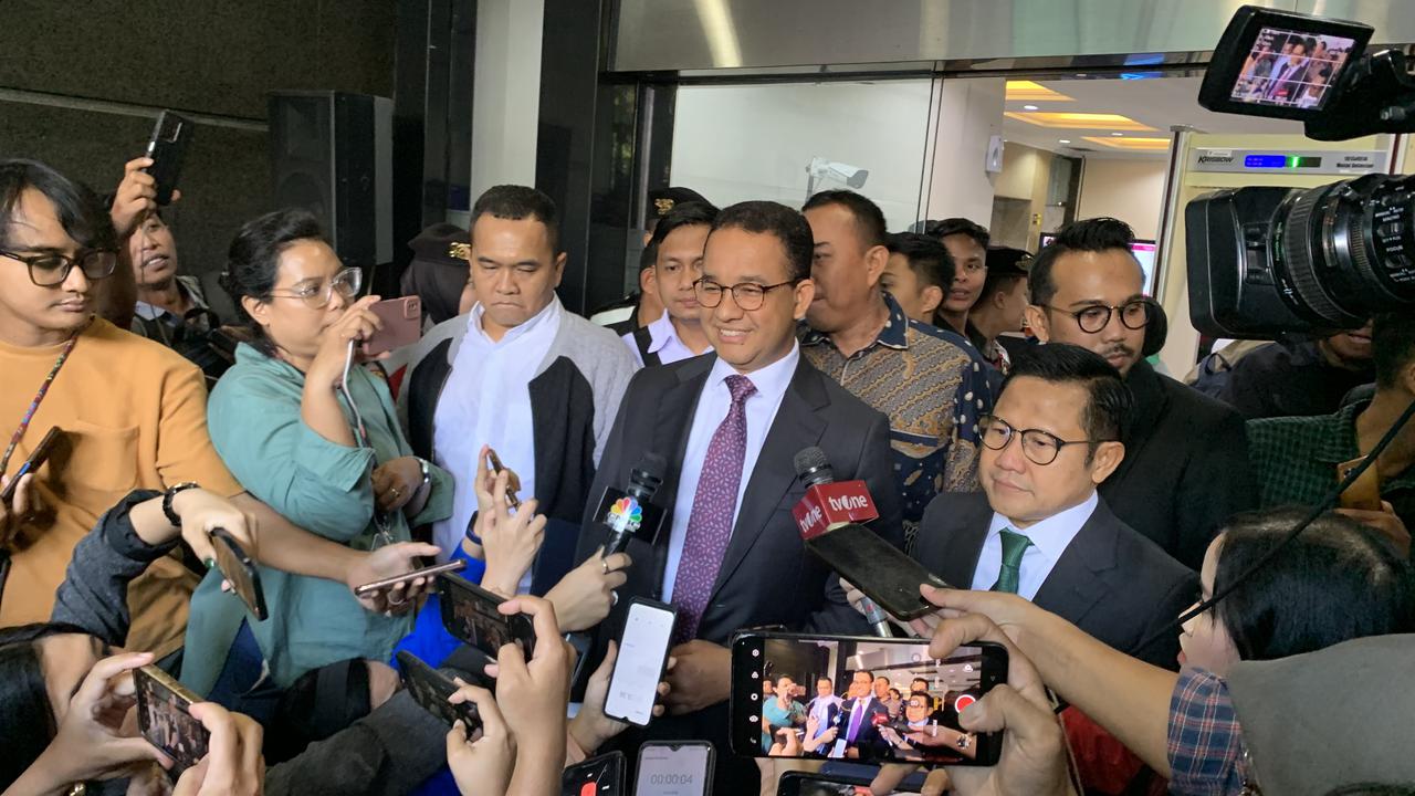 Anies Baswedan dan Muhaimin Iskandar sesaat sebelum meninggalkan gedung MK, Jakarta, Senin (22/4/2024). (Liputan6.com/Delvira Hutabarat)