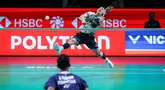 Pebulu tangkis tunggal putra Indonesia, Jonatan Christie melakukan smash ke arah kompatriotnya, Alwi Farhan dalam babak 16 besar Indonesia Open 2026 di Istora Senayan, Jakarta, Kamis (04/06/2026). (Bola.com/Bagaskara Lazuardi)