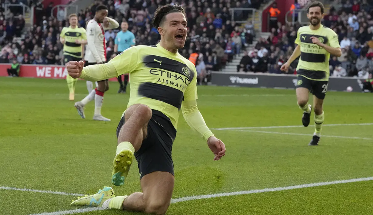 <p>Kemenangan ini membuat Manchester City pangkas jarak menjadi lima poin dari Arsenal yang baru main di hari Minggu. (AP Photo/Frank Augstein)</p>