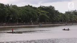 Sejumlah nelayan mencari cacing sutra di sungai cisadane Tangerang, Senin (30/11/2020). Cacing sutra tersebut memiliki nilai ekonomis bagi para nelayan yang nantinya akan di jual untuk pakan ikan hias dan kosmetik. (Liputan6.com/Angga Yuniar)