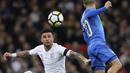 Duel pemain Inggris, Kyle Walker (kiri) dan pemain Italia, Lorenzo Insigne pada laga uji coba di Wembley Stadium, London, (27/3/2018). Italia tahan imbang Inggris 1-1. (AP/Kirsty Wigglesworth)