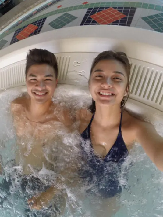 Pasangan suami istri yang selalu memancarkan keromantisan ini tengah menikmati Jacuzzi yang merupakan salah satu fasilitas yang terdapat di dalam kapal pesiar. (via instagram/@chelseaoliviaa)