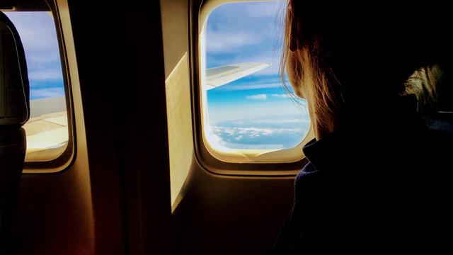 Tips tidur nyaman di pesawat saat traveling