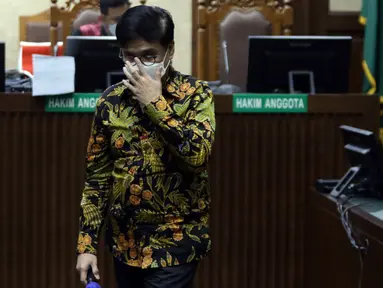 Terdakwa dugaan korupsi pengadaan tanah di Munjul, Jakarta Timur tahun 2019 yang juga Mantan Dirut PPSJ, Yoory Corneles Pinontoan usai pembacaan tuntutan di Pengadilan Tipikor Jakarta, Kamis (10/2/2022). Yoory dituntut 6 tahun 8 bulan penjara dan denda Rp 1 miliar. (Liputan6.com/Helmi Fithriansyah)