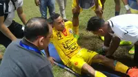 Firman Utina mengalami cedera saat laga Sriwijaya FC melawan Madura United, Rabu (2/3/2016).