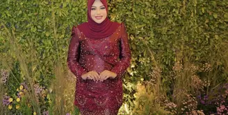 Aurel Hermansyah tampil menawan mengenakan atasan bersiluet kebaya yang unik untuk pengguna hijab yang bisa jadi inspirasi. Detail crossing dengan taburan payet emas yang menambah nuansa mewah, serta padu padan kain wastra senada untuk rok menyempurnakan keseluruhan penampilan Aurel di sini. [Foto: Instagram/aurelie.hermansyah]