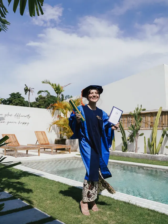 Tampil Pakai Toga, Ini 6 Potret Wisuda Marsha Aruan di Bali Bersama Keluarga