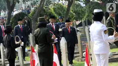 Presiden Joko Widodo bersama Wakil Presiden Ma'ruf Amin bersiap melakukan tabur bunga usai upacara peringatan Hari Pahlawan Nasional di Taman Makam Pahlawan (TMP) Utama Kalibata, Jakarta Selatan, Minggu (10/11/2019). (Liputan6.com/Herman Zakharia)