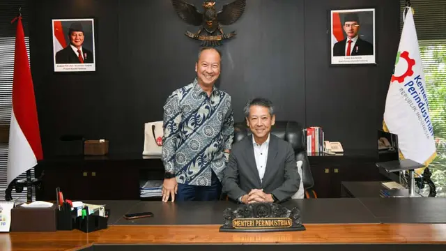 Menteri Perindustrian Agus Gumiwang Kartasasmita berfoto bersama dengan President of AGC Chemicals Company, Tatsuo Momii saat melakukan pertemuan di Jakarta, Rabu, 22 Oktober 2025. (Foto: Kemenperin)
