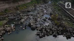 Debit air sungai Ciliwung di Bendung Katulampa mengalami penyusutan dengan tinggi muka air (TMA) hanya nol centimeter karena kawasan hulu atau puncak, Kabupaten Bogor, tidak mengalami hujan deras sejak bulan Juni. (Liputan6.com/Herman Zakharia)