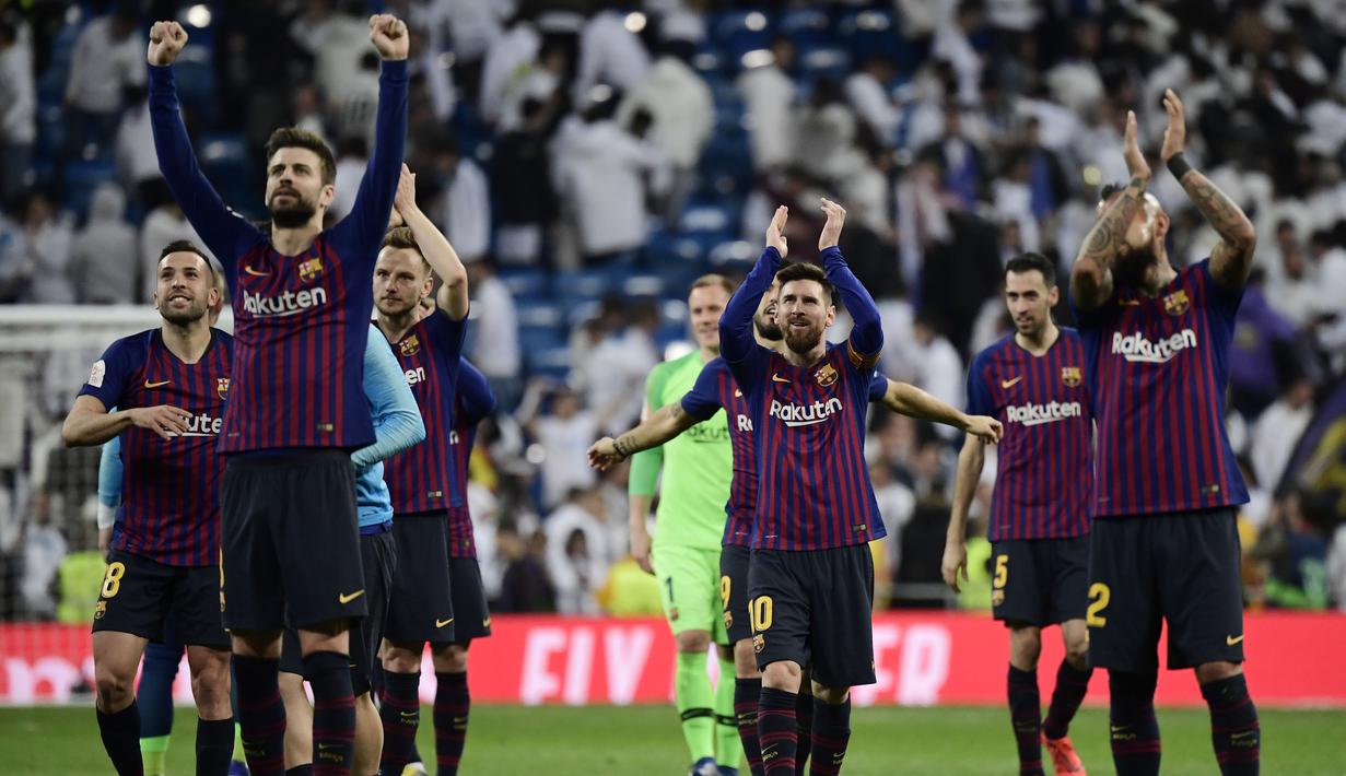 7.	Selebrasi kemenangan pemain Barcelona pada laga semfinal Copa Del Rey yang berlangsung di stadion Santiago Bernabeu, Madrid, Kamis (28/2). Barcelona menang 3-0 atas Real Madrid. (AFP/Javier Soriano)