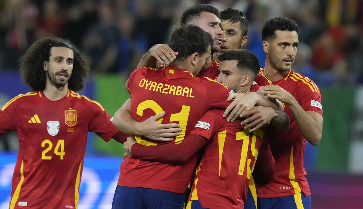 Selebrasi para pemain Timnas Spanyol merayakan kemenangan 1-0 atas Timnas Italia usai berakhirnya laga matchday kedua Grup B Euro 2024 di Arena Aufschalke, Gelsenkirchen, Jerman, Kamis (20/6/2024). (AP Photo/Frank Augstein)