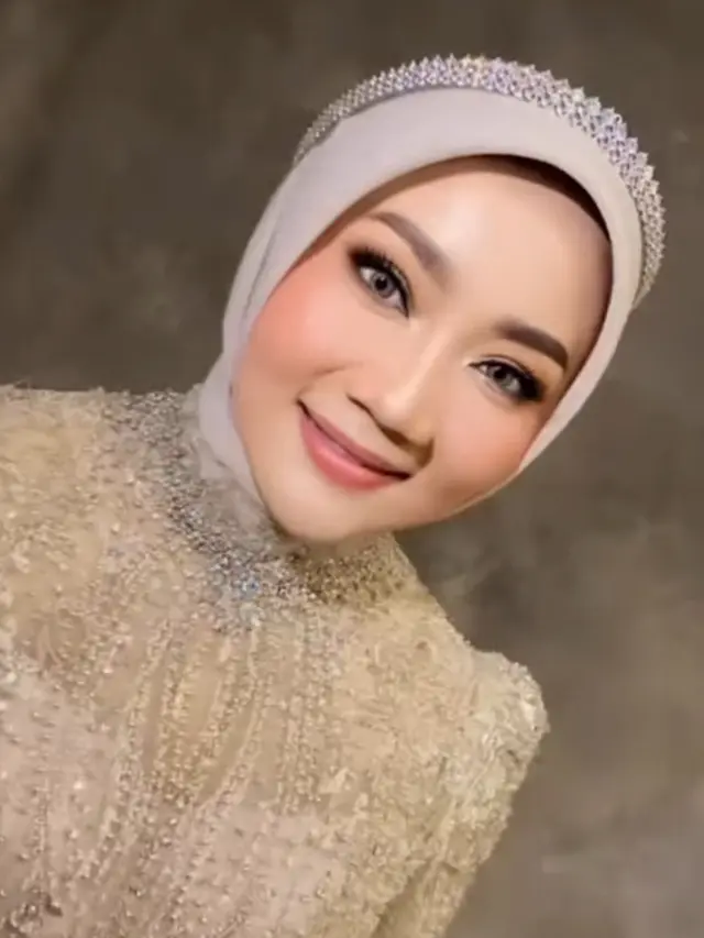 Gaya kerudung Atalia Praratya saat jadi muse. [@polar_photograph]