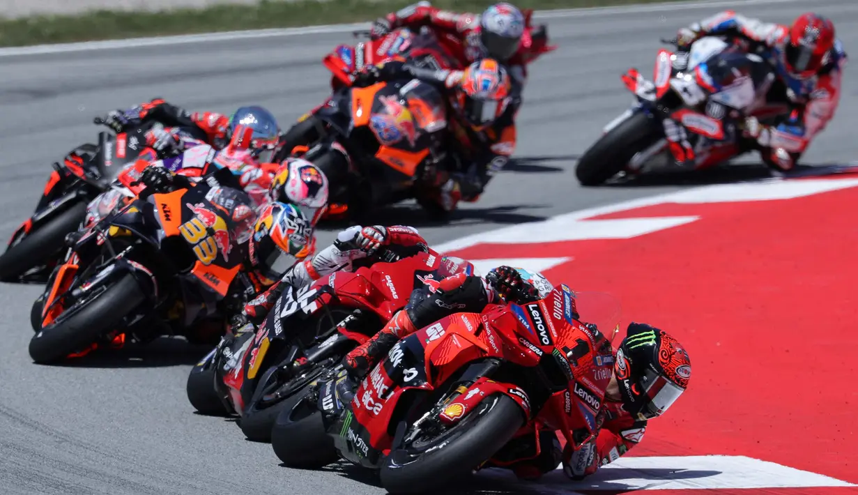 Francesco Bagnaia berhasil unggul 1,740 detik atas Jorge Martin. (LLUIS GENE/AFP)