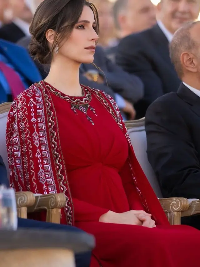 Penampilan Perdana Putri Rajwa dari Yordania saat hamil. [@honaydaofficial]