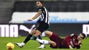 Pemain Leeds United Pascal Struijk (kanan) menangani pemain Newcastle United Callum Wilson pada pertandingan Liga Inggris di St. James Park, Newcastle, Inggris, Selasa (26/1/2021). Newcastle United menang 2-1 atas Leeds United. (Stu Forster/Pool via AP)