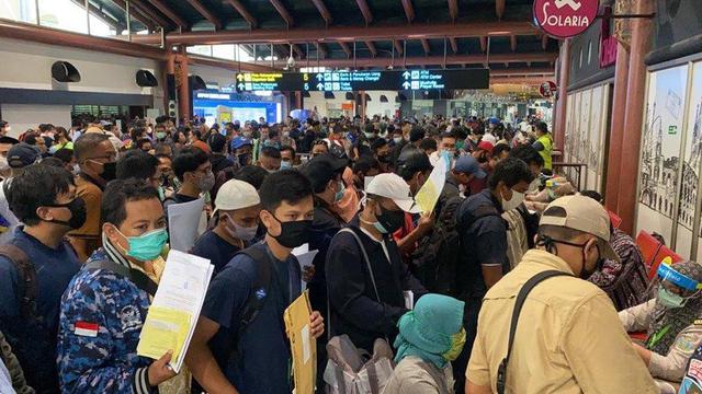 Ratusan penumpang pewasat memadati Bandara Soetta, Kamis subuh tadi.