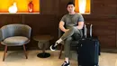 Begini gaya penampilan Chef Arnold saat akan berpergian. Ia pun hanya mengenakan kaus dan baggy pants dengan warna senada. (Liputan6.com/IG/@arnoldpo)