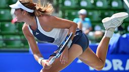 Petenis Spanyol, Garbine Muguruza, saat bertanding melawan petenis Ceska, Barbora Strycova, dalam turnamen tenis Pan Pacific Terbuka di Tokyo, Jepang, (23/9/2015). (AFP Photo/Kazuhiro Nogi)