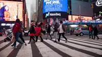 Para pejalan kaki melintas di Times Square New York, Amerika Serikat (AS) (12/12/2020). Total kasus COVID-19 di AS menembus angka 16 juta pada Sabtu (12/12), menurut Center for Systems Science and Engineering (CSSE) di Universitas Johns Hopkins. (Xinhua/Michael Nagle)
