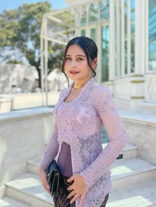 Pesona Prilly Latuconsina dibalut kebaya ungu. Desain klasik yang menawan ini membalut tubuhnya dengan amat apik. [Foto: Instagram/svarna_byikatindonesia]