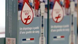 Sebuah alat tes kesehatan HIV dipajang di sebuah apotek di Bordeaux, Prancis, Selasa (15/9). Alat tes untuk HIV/AIDS yang mulai dijual di apotek Prancis ini memungkinkan penggunanya bisa mengetahui hasilnya 15 menit kemudian. (REUTERS/Regis Duvignau)