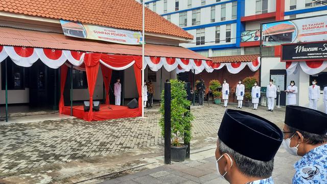 Peringatan Hari Sumpah Pemuda ke-93 diwarnai dengan upacara bendera yang dilakukan Museum Sumpah Pemuda bersama Direktorat Jenderal Kebudayaan, Kementerian Pendidikan, Kebudayaan, Riset, dan Teknologi.