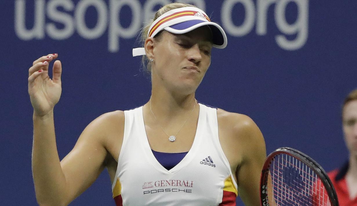 Petenis Jerman, Angelique Kerber, tampak kecewa usai dikalahkan petenis Jepang, Naomi Osaka, pada laga turnamen AS Terbuka 2017 di New York, Selasa (29/8/2017). Angelique Kerber kalah 3-6 dan 1-6 dari Naomi Osaka. (AP/Frank Franklin II)