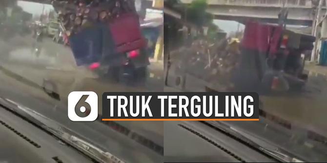 VIDEO: Detik-Detik Truk Bermuatan Kayu Terguling Akibat Jalan Berlubang