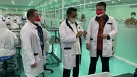 Kepala Staf Kepresidenan (KSP) Moeldoko saat melakukan peninjauan ke produsen alkes dalam negeri yang memproduksi alat swab antigen Covid-19, PT Taishan Alkes