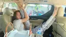 Beginilah aksi Inul Daratista yang bertingkah melipat tubuhnya saat di dalam mobil. Meski punya kaki jenjang, Inul bisa melipatnya saat di tempat sempit. (Liputan6.com/IG/@inul.d).