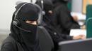 Polisi wanita Arab Saudi menerima telepon di Pusat Operasi Keamanan Nasional Arab Saudi menjelang ibadah haji di Mekkah, Arab Saudi, 4 Juli 2022. (AP Photo/Amr Nabil)
