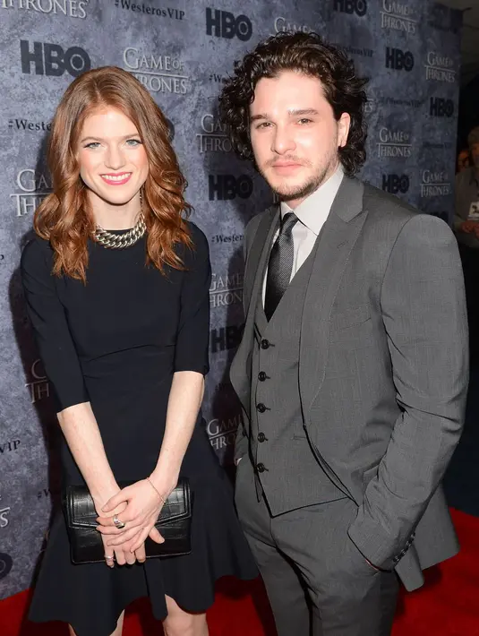 Rose Leslie dan Kit Harington pacaran di tahun 2012 dan putus nyambung. Namun mereka memutuskan tunangan pada September 2017 dan menikah di tahun 2018. (Getty Images/Elle)