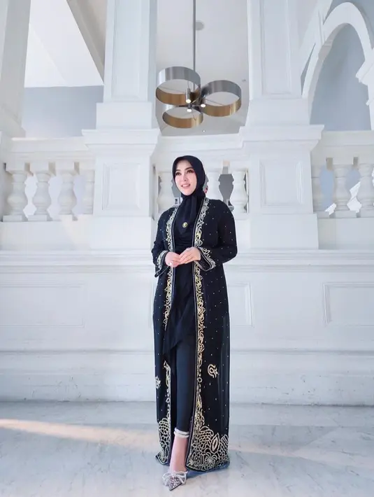Outerwear warna hitam dengan panjang semata kaki jadi model baju Lebaran Syahrini. [Foto: @princessyahrini]