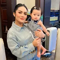 Krisdayanti momong Ameena (Instagram/krisdayantilemos)