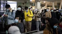 Para penumpang antre untuk menaiki kereta api menuju Beijing di stasiun kereta Wuhan, provinsi Hubei, Rabu (15/4/2020). Usai status lockdown dicabut pada 8 April lalu, orang-orang yang sebelumnya berada di Wuhan perlahan mulai meninggalkan kota, salah satu tujuannya adalah Beijing.  (NOEL CELIS/AFP)