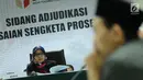 Ketua Sidang Ratna Dewi Petalolo (kiri) membacakan putusan sidang adjudikasi penyelesaian sengketa proses pemilu di Jakarta, Senin (15/1). Sidang menolak gugatan tiga pemohon yaitu Partai Idaman, PIKA, dan PPPI. (Liputan6.com/Helmi Fithriansyah)